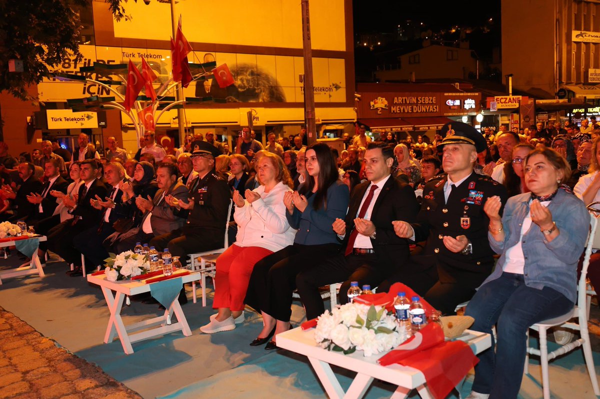 AKPartiArtvin's tweet photo. 15 TEMMUZ DESTANININ 10. YILDÖNÜMÜNÜ COŞKUYLA İDRAK ETTİK.

15 Temmuz Demokrasi ve Millî Birlik Günü dolayısıyla, İl Başkanımız  Ali Semih Aydemir  , Merkez İlçe Başkanımız Zafer Yerli, Kadın Kolları Başkanımız Dilek Alkan, Gençlik Kolları Başkanımız Çağrı Ozan Yıldız, cumhur İttifakı ortağımız MHP il başkanı Serdar Kılınç , teşkilat mensuplarımız ve hemşehrilerimizin yoğun katılımıyla Artvin Valiliğimiz tarafından düzenlenen anma programlarına iştirak ettik.

Program kapsamında ilk olarak İl Başkanımız ve protokol üyeleri, Karnız Şehitliği’ni ziyaret ederek aziz şehitlerimiz için dualar etti.

Ardından Artvin Merkez Mekke Camii’nde şehitlerimizin ruhlarına ithafen okunan Mevlid-i Şerif programına katılarak edilen dualara eşlik ettiler.

Daha sonra Artvin Gençlik Merkezi’nde, 15 Temmuz şehitlerimizin aziz hatırasına düzenlenen fotoğraf sergisini ziyaret ederek o karanlık gecede yazılan kahramanlık destanını bir kez daha yad ettiler.

Akşam programında ise kortej yürüyüşü ve Valilik Meydanı’nda gerçekleştirilen Demokrasi ve Millî Birlik Günü anma programına katılım sağlandı. Programda Cumhurbaşkanımız ve Genel Başkanımız Sayın Recep Tayyip Erdoğan ’ın millete hitabı sinevizyon ekranından vatandaşlarımızla birlikte takip edildi. İl Başkanımız  Ali Semih Aydemir de günün anlam ve önemine ilişkin bir konuşma gerçekleştirdi.

15 Temmuz’un; milletimizin iradesine, demokrasisine, devletine ve bağımsızlığına sahip çıktığı, tarihe altın harflerle yazılmış eşsiz bir direniş destanı olduğunu bir kez daha güçlü bir şekilde ifade ettik.

15 Temmuz Demokrasi ve Millî Birlik Günü’nün 10. yıl dönümünde; aziz şehitlerimizi rahmet, minnet ve dualarla yâd ediyor, kahraman gazilerimize şükranlarımızı sunuyoruz. Birlik ve beraberlik ruhuyla, Cumhurbaşkanımız Sayın Recep Tayyip Erdoğan’ın liderliğinde Türkiye Yüzyılı hedeflerine kararlılıkla yürümeye devam edeceğiz.

@RTErdogan 
@fbulentkablann 
@acarfaruka 
@abuyukgumus 

#ZaferBizim #15Temmuz #DemokrasiVeMilliBirlikGünü #TürkiyeYüzyılı