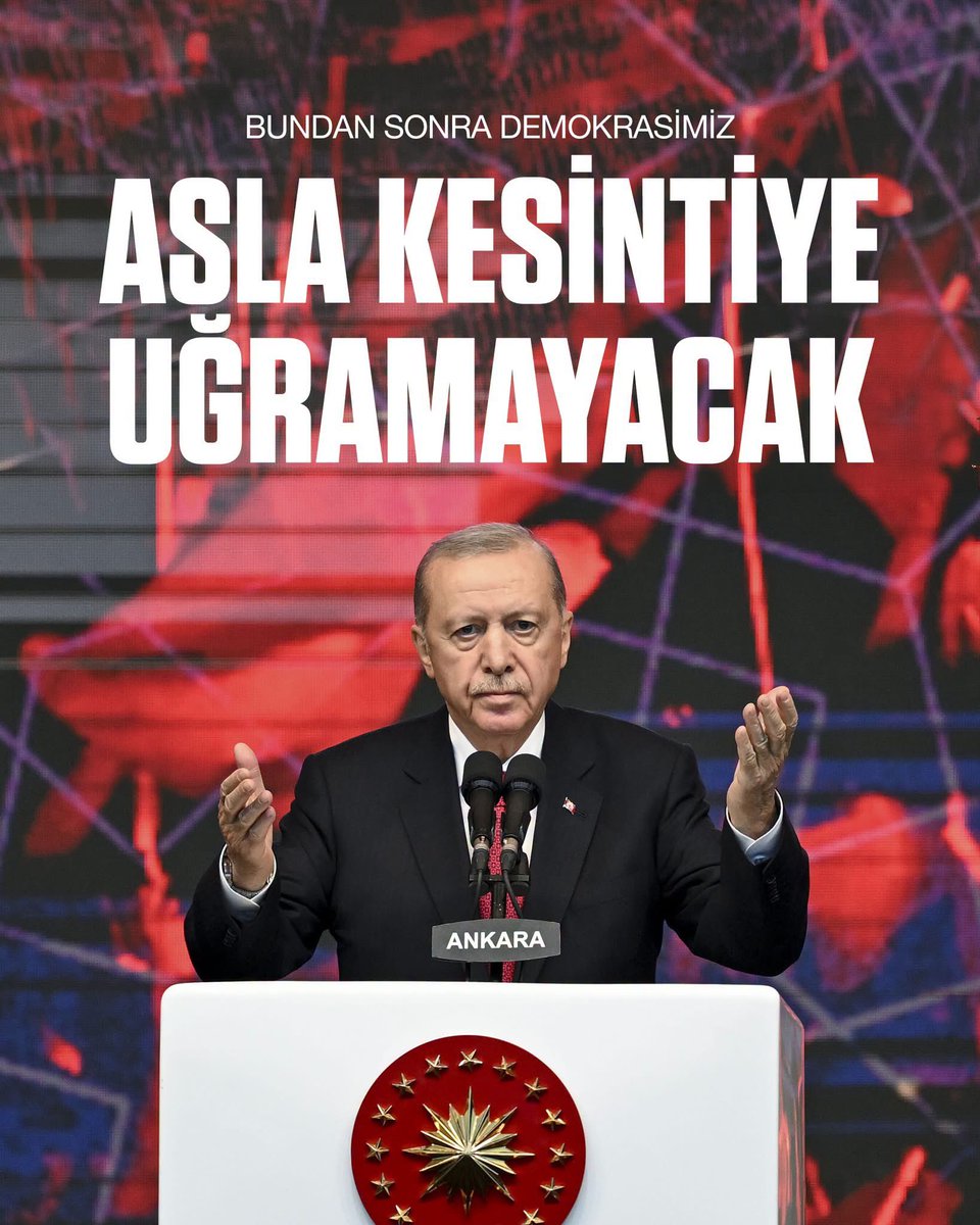 AKPartiArtvin's tweet photo. 15 TEMMUZ DESTANININ 10. YILDÖNÜMÜNÜ COŞKUYLA İDRAK ETTİK.

15 Temmuz Demokrasi ve Millî Birlik Günü dolayısıyla, İl Başkanımız  Ali Semih Aydemir  , Merkez İlçe Başkanımız Zafer Yerli, Kadın Kolları Başkanımız Dilek Alkan, Gençlik Kolları Başkanımız Çağrı Ozan Yıldız, cumhur İttifakı ortağımız MHP il başkanı Serdar Kılınç , teşkilat mensuplarımız ve hemşehrilerimizin yoğun katılımıyla Artvin Valiliğimiz tarafından düzenlenen anma programlarına iştirak ettik.

Program kapsamında ilk olarak İl Başkanımız ve protokol üyeleri, Karnız Şehitliği’ni ziyaret ederek aziz şehitlerimiz için dualar etti.

Ardından Artvin Merkez Mekke Camii’nde şehitlerimizin ruhlarına ithafen okunan Mevlid-i Şerif programına katılarak edilen dualara eşlik ettiler.

Daha sonra Artvin Gençlik Merkezi’nde, 15 Temmuz şehitlerimizin aziz hatırasına düzenlenen fotoğraf sergisini ziyaret ederek o karanlık gecede yazılan kahramanlık destanını bir kez daha yad ettiler.

Akşam programında ise kortej yürüyüşü ve Valilik Meydanı’nda gerçekleştirilen Demokrasi ve Millî Birlik Günü anma programına katılım sağlandı. Programda Cumhurbaşkanımız ve Genel Başkanımız Sayın Recep Tayyip Erdoğan ’ın millete hitabı sinevizyon ekranından vatandaşlarımızla birlikte takip edildi. İl Başkanımız  Ali Semih Aydemir de günün anlam ve önemine ilişkin bir konuşma gerçekleştirdi.

15 Temmuz’un; milletimizin iradesine, demokrasisine, devletine ve bağımsızlığına sahip çıktığı, tarihe altın harflerle yazılmış eşsiz bir direniş destanı olduğunu bir kez daha güçlü bir şekilde ifade ettik.

15 Temmuz Demokrasi ve Millî Birlik Günü’nün 10. yıl dönümünde; aziz şehitlerimizi rahmet, minnet ve dualarla yâd ediyor, kahraman gazilerimize şükranlarımızı sunuyoruz. Birlik ve beraberlik ruhuyla, Cumhurbaşkanımız Sayın Recep Tayyip Erdoğan’ın liderliğinde Türkiye Yüzyılı hedeflerine kararlılıkla yürümeye devam edeceğiz.

@RTErdogan 
@fbulentkablann 
@acarfaruka 
@abuyukgumus 

#ZaferBizim #15Temmuz #DemokrasiVeMilliBirlikGünü #TürkiyeYüzyılı