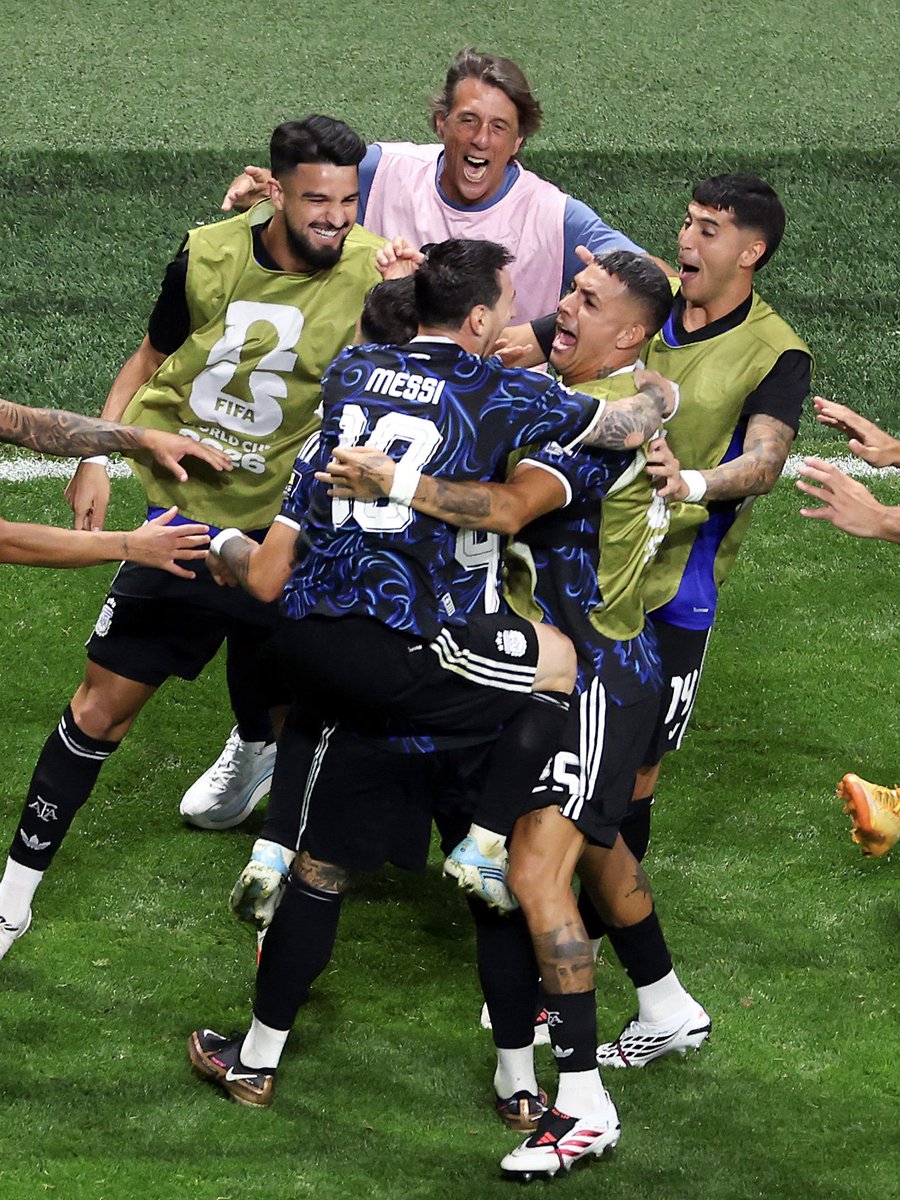 Alman_Kale's tweet photo. 🇦🇷Arjantin müthiş geri dönüşle 2026 Dünya Kupası’nda finalde!🔥

2026 Dünya Kupası yarı finalinde Arjantin, son 5 dakikasına 1-0 geride girdiği maçta İngiltere’yi 2-1 mağlup ederek finale yükseldi ve İspanya’nın rakibi oldu.
#messi #goat #mundialdefútbol2026 #Argentina https://t.co/qgzfafjg2T
