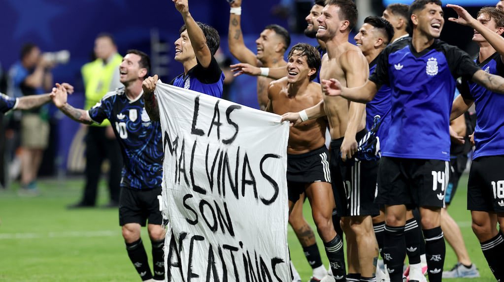 ArgentinoSomos's tweet photo. RESPETEN LOS RANGOS PIRATAS HIJAS DE PUTA

NO NOS DEN NUNCA POR MUERTOS
LA PUTA MADRE

SALUDOS AL PRINCIPITO
VAMOS CARAJO

TE AMO SELECCIÓN

Gracias Enzo
Gracias Lautaro

Por los pibes de Malvinas https://t.co/SczJvR0BPj