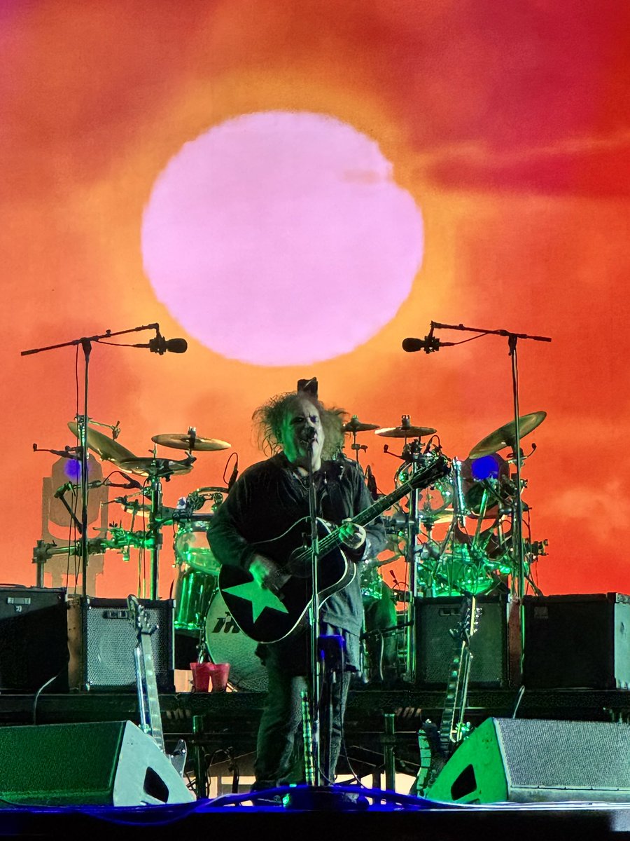 couchpotatoes05's tweet photo. #TheCure #athens https://t.co/jsLrj3tMZr