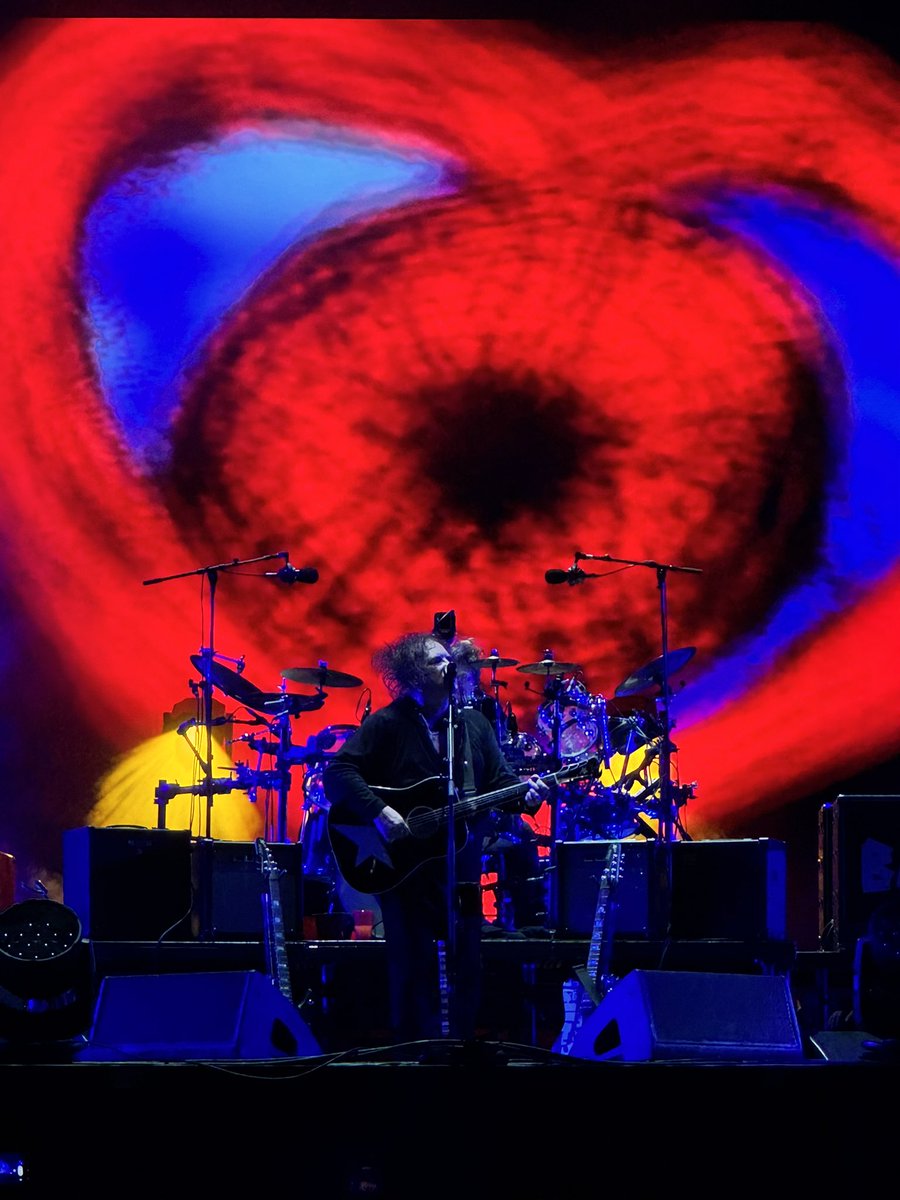 couchpotatoes05's tweet photo. #TheCure #athens https://t.co/jsLrj3tMZr