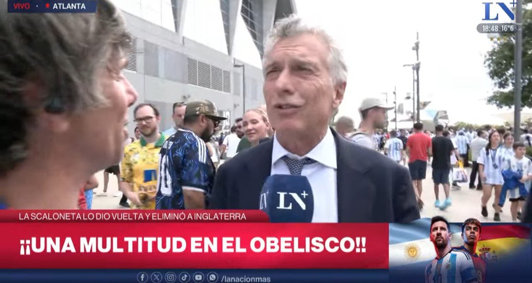Witchreinaa's tweet photo. Otra vez, de casualidad cayó Macri a LN post partido de la selección.
Ni en el mundial nos dejan de querer meter su lavado de imagen.

Háganme un favor y saquenlo del aire inmediatamente. https://t.co/dlb6KmxQg7