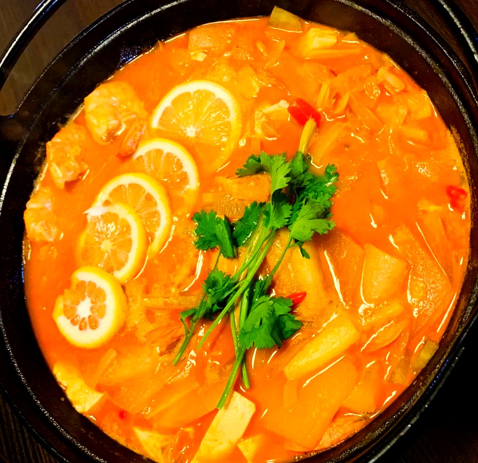 catssssssvxxc's tweet photo. Craving for authentic Tom Yum Goong tonight! The tangy-spicy Thai soup with plump shrimp and fragrant lemongrass hits different on a rainy day. https://t.co/AbmSFStbT6