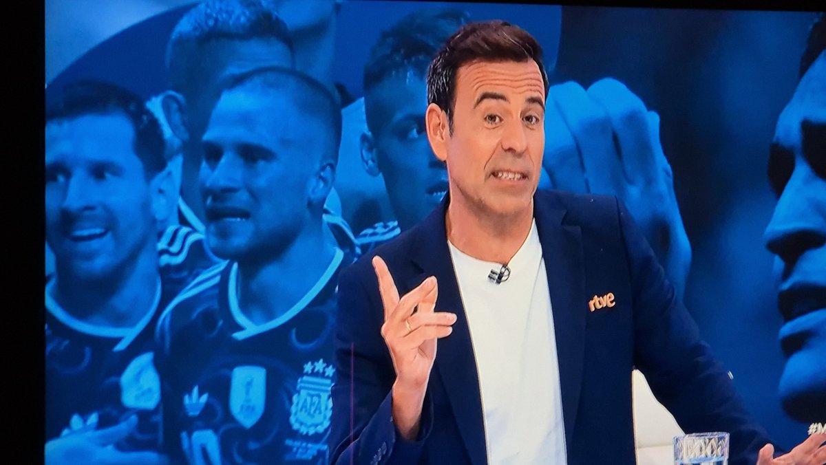 andresferraro's tweet photo. El conductor de la tdp dice sobre los jugadores Argentinos que se emocionan en cámara " no llores por mi Argetina" . Que miedo le tienen a Argentina y a Mess para el domingo, es increible... https://t.co/d7IhUd10S0