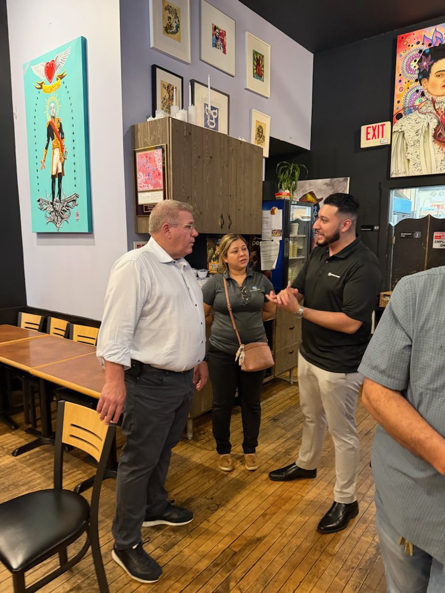 DarrenBaileyIL's tweet photo. Great turnout at our Pilsen meet and greet! 

Chicagoans came ready with questions about how we’re going to lower costs for homeowners and renters and protect our civil liberties. 

Thanks to everyone who showed up! 🇺🇸 https://t.co/BSWgtGvstu