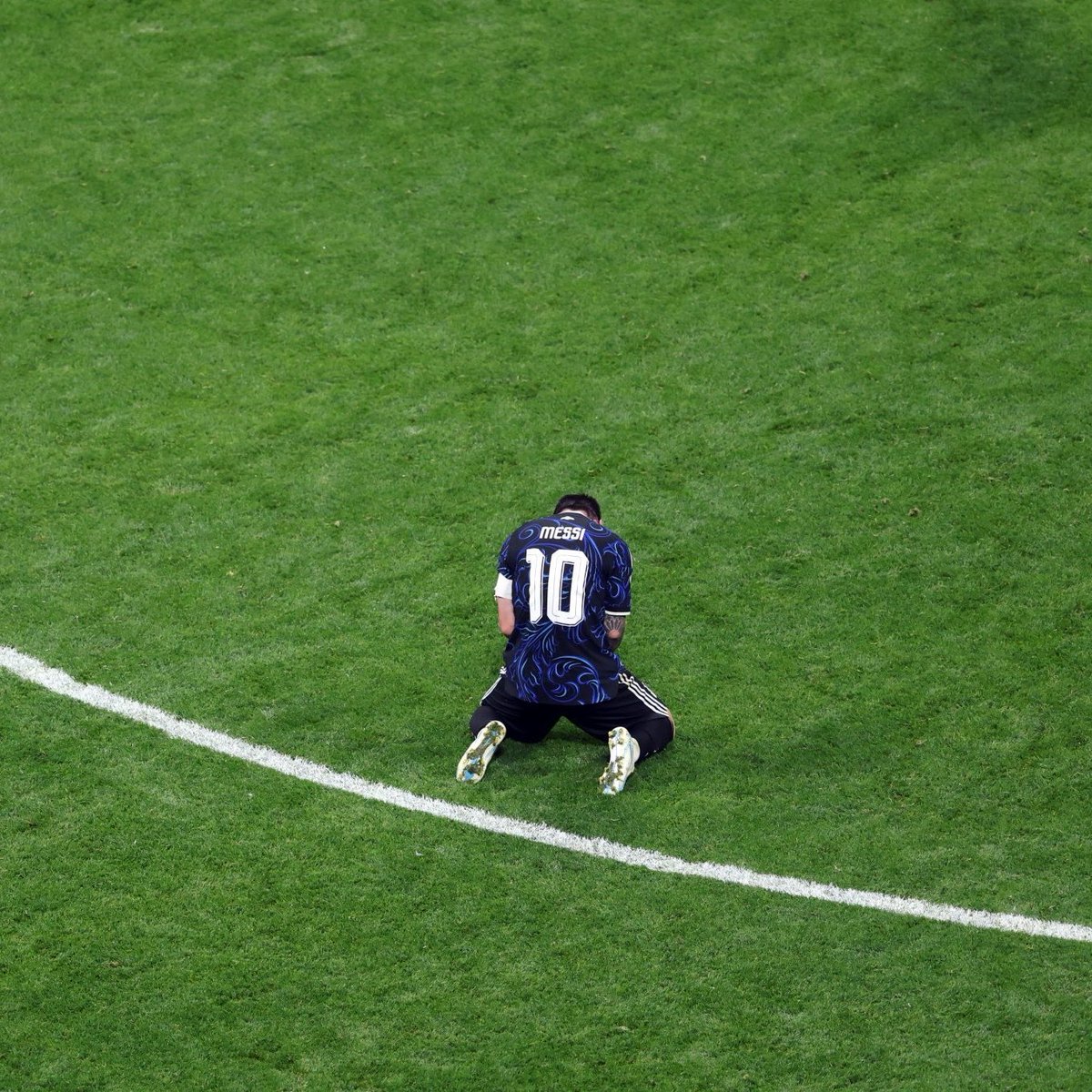 DhAlRakkad's tweet photo. الارجنتين كانت خاسرة امام مصر 2-0.. في 10 دقائق قرر ميسي قلب المباراة رأسًا على عقب. وقلب النتيجة من 2-0 لـ3/2 وتأهل المنتخب الارجنتين.

الارجنتين كانت خاسرة في نصف نهائي كأس العالم امام انجلترا بـ1-0. في 6 دقائق قرر ميسي قلب المباراة رأسًا على عقب من 1-0 لـ انجلترا الى 2-1 للأرجنتين وتأهل الى نهائي كأس العالم.