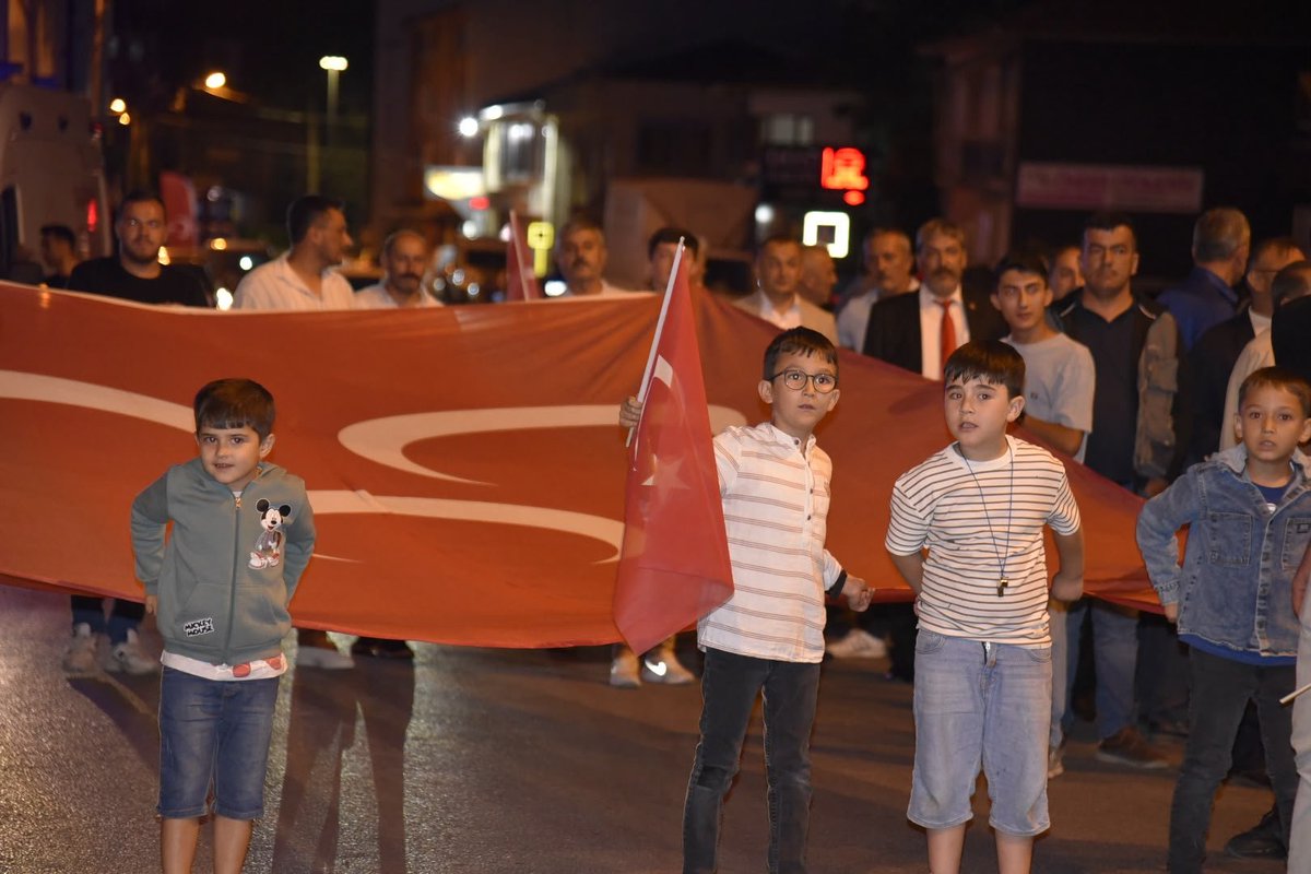 GDursunbey's tweet photo. 🇹🇷 #15Temmuz etkinlikleri çerçevesinde kortej yürüyüşü ile başlayan Demokrasi Nöbetimiz, gece boyunca çeşitli programlarla devam ediyor.

Vatanına ve Demokrasisine sahip çıkan binlerce kişi ilk gün olduğu gibi yine meydanlarda... #TürkiyeYüzyılınKahramanları 🇹🇷 https://t.co/oZtER3pvme