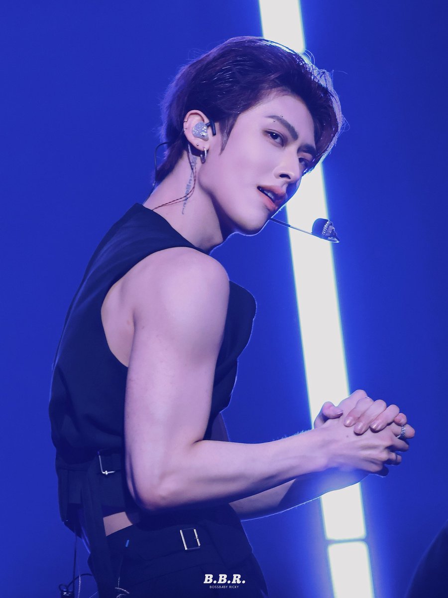 strawberrickys's tweet photo. the light freckles and slight texture on the back of his biceps are pure perfection 🚬 https://t.co/tXa0j9GYGL