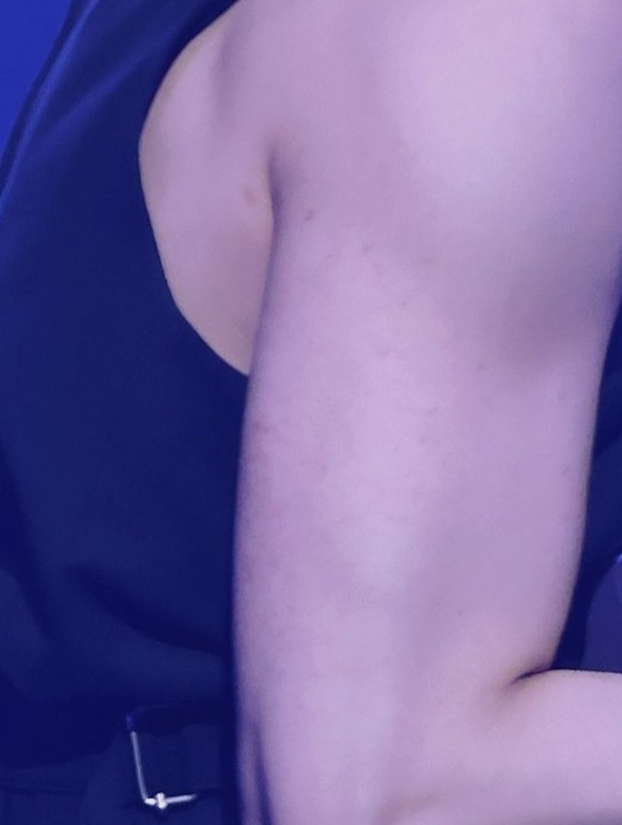 strawberrickys's tweet photo. the light freckles and slight texture on the back of his biceps are pure perfection 🚬 https://t.co/tXa0j9GYGL