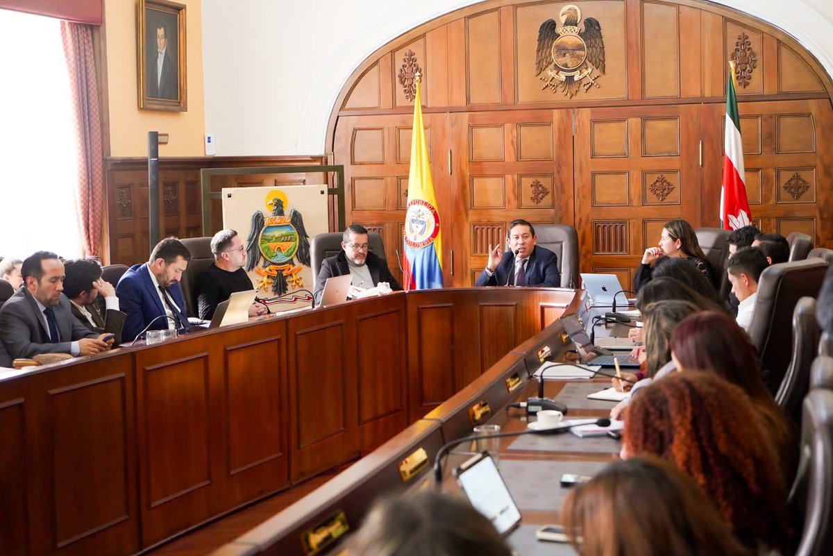 CarlosAmayaR's tweet photo. Llevamos a cabo el Consejo de Gobierno No. 21 de 2026, en el que priorizamos la atención a la emergencia por la temporada de lluvias. 

Seguimos definiendo acciones para responder a los municipios afectados.

Entre otras, acordamos que todo el gabinete saldrá a territorio para continuar fortaleciendo la gestión de nuestro Gobierno en esta emergencia. 

¡Donde se gobierna bien, se vive mejor!