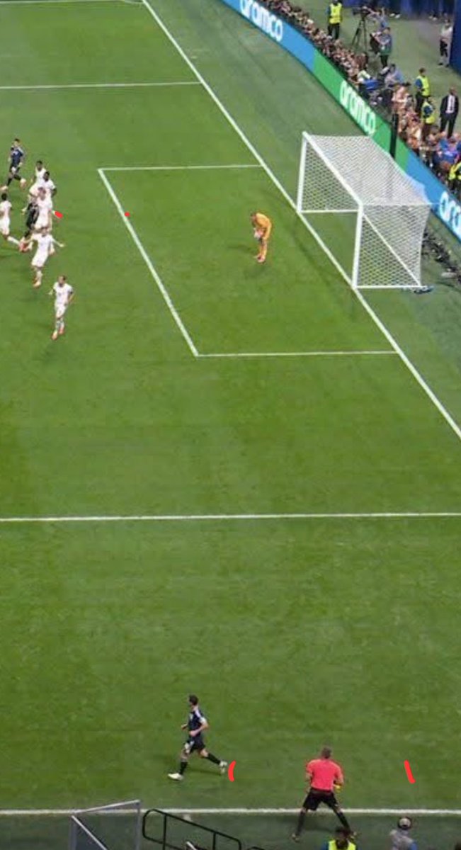 TavoSumerioSV's tweet photo. @PinaChava16 @DavidFaitelson_ Todavía con dibujitos a los que ven futbol cada 4 años....

ARRIBA
La pierna del último jugador ingles y linea de area chica en la misma linea del campo

ABAJO
Messi y la distancia sin duda.
El arbitro en linea del último jugador ingles como debe de ser. https://t.co/FSiwRXm4tz