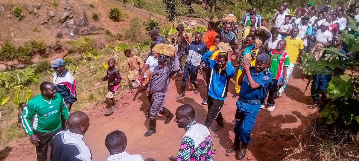 Gitega's tweet photo. @BIGIRIMANALIBO4 Il s'exprimait ce mercredi 15/7/2026, lors d'une visite en commune de #Kiganda, où il a participé aux travaux communautaires de construction d'un pont sur la rivière #Mubarazi reliant les collines #Cumba & #Masama, avant d'animer cette réunion avec les responsables administratifs https://t.co/LXpQoA5VnS