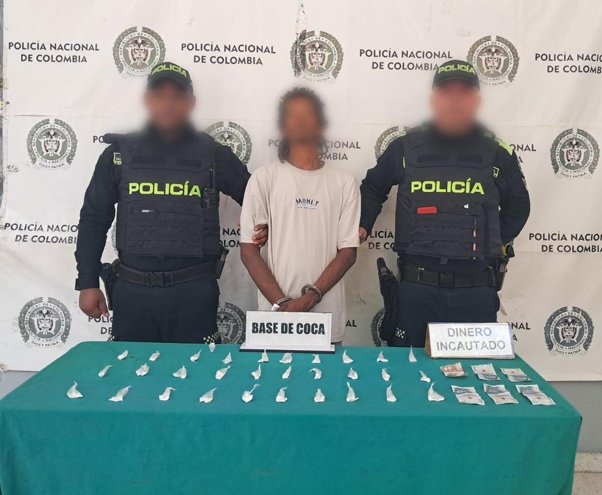 PoliciaBquilla's tweet photo. La Policía Nacional continúa afectando las rentas del microtráfico. En Barranquilla fue capturado un hombre de 39 años que ocultaba 31 dosis de cocaína en su gorra. La denuncia ciudadana sigue siendo clave. #Seguridad #S2D https://t.co/xsRkYpc1YS