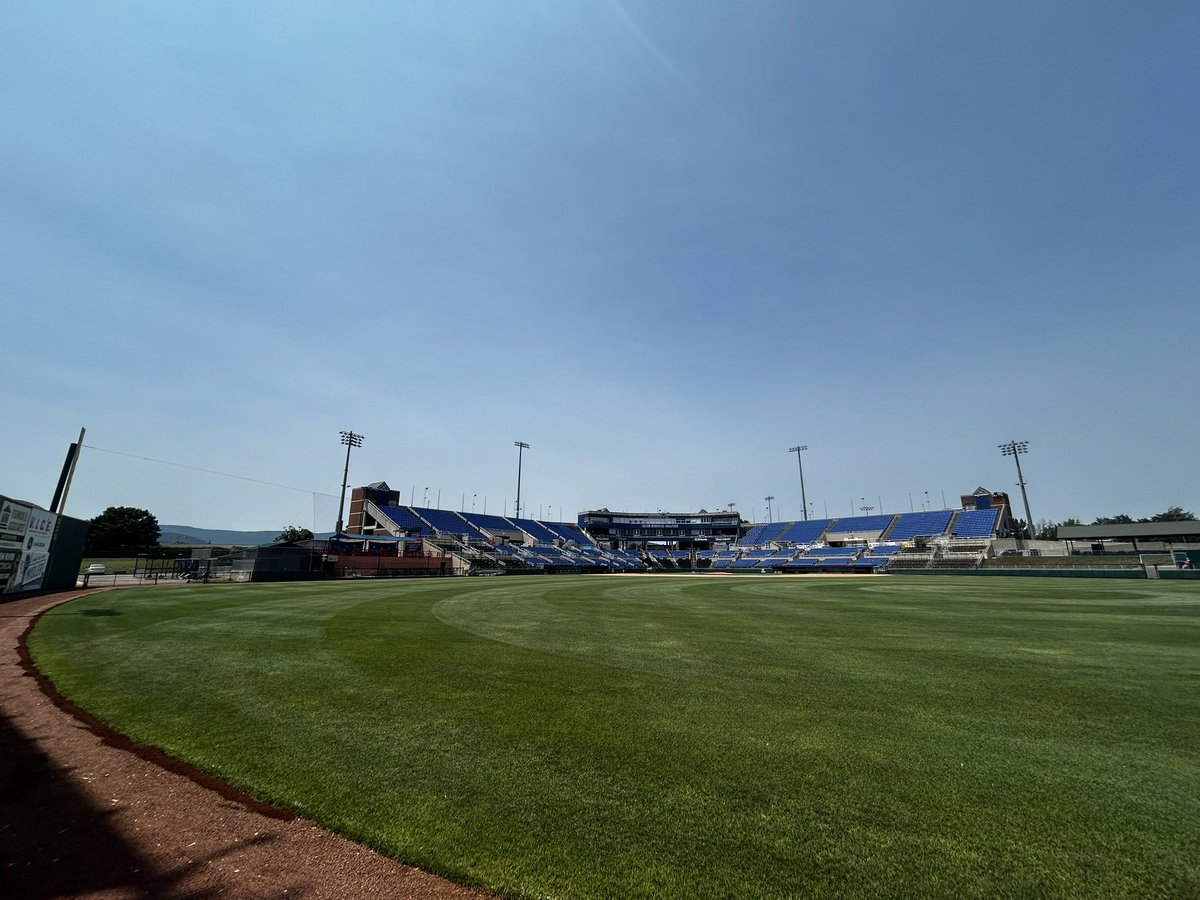 WillColeRSTurf's tweet photo. Edging day here in Salem. 

Edging is my most hated but most satisfying job at the ballpark. https://t.co/XS5WzIeX2a