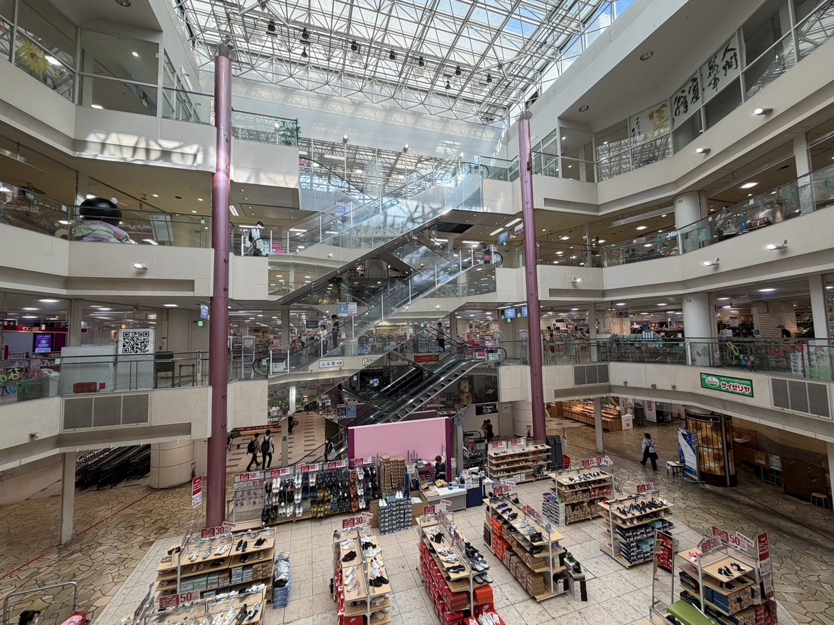 ORTIA1's tweet photo. イオン稲毛店※26年6月訪問
90年開業、千葉市稲毛駅近くにある元サティ
塔屋に亡霊、外観やGOURMET TOWNの表記に感じるサティ感
G階(地下)と地上4階構成、半屋外巨大吹抜がバブル感
全体に改装され、現代イオンサインもあるがサティ痕跡はある程度ある
4階の稲毛サティクリニックは名を残し続ける存在 https://t.co/Walp5nXcAN