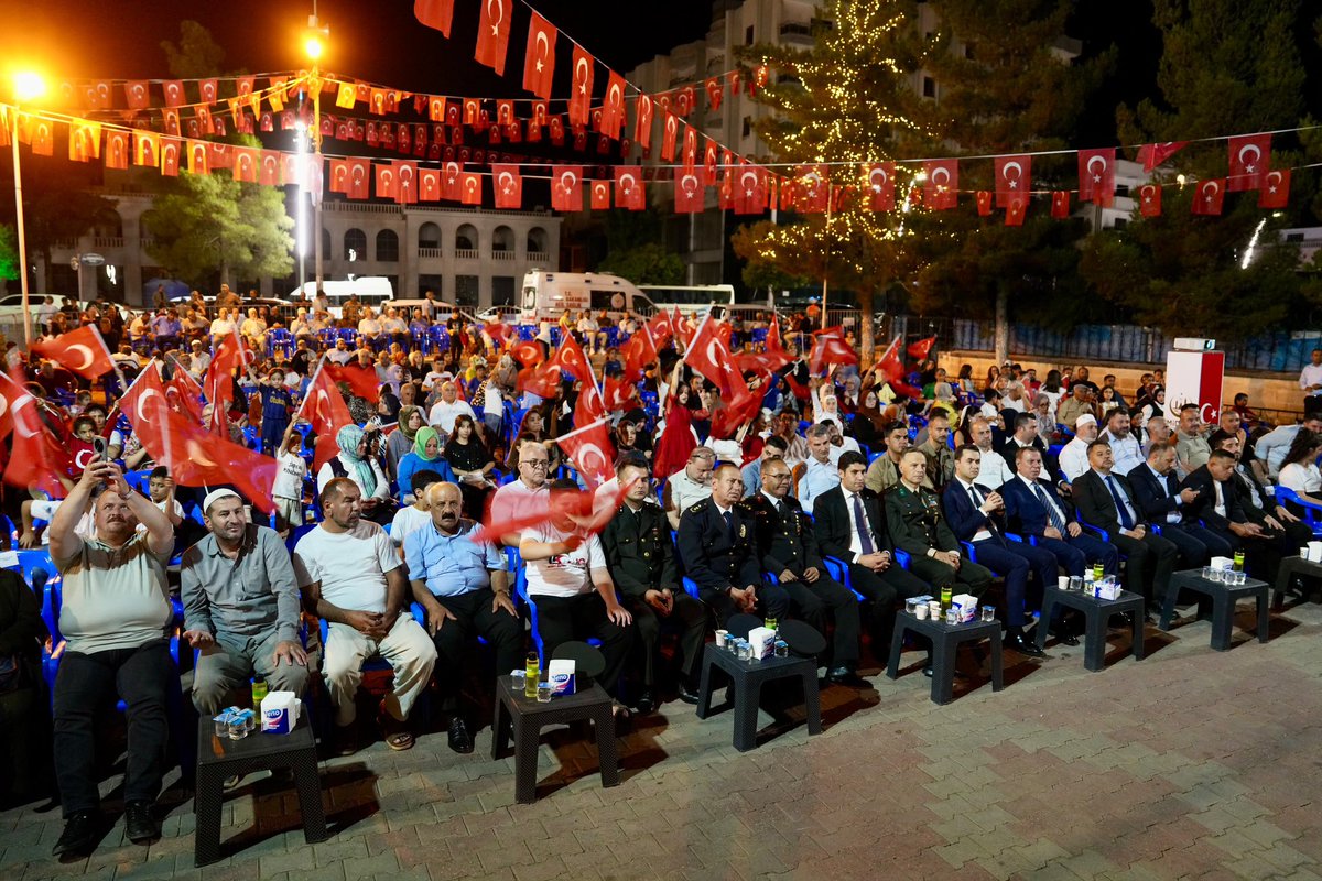 veysisahinn47's tweet photo. 🇹🇷

15 Temmuz Demokrasi ve Millî Birlik Günü’nü, hemşehrilerimizle birlikte aynı inanç, aynı ruh ve aynı kararlılıkla idrak ettik.

Gün boyunca düzenlenen halk koşusu, resim sergisi, anma programı, Kur’an-ı Kerim tilaveti, sinevizyon gösterimleri, ilahiler ve diğer etkinliklerle, milletimizin 15 Temmuz gecesi yazdığı kahramanlık destanını bir kez daha yad ettik.

Bu anlamlı günde bizlerle birlikte olan tüm hemşehrilerime gönülden teşekkür ediyorum. Aziz şehitlerimizi rahmetle, kahraman gazilerimizi minnetle anıyor; millî irademize, demokrasimize ve bağımsızlığımıza daima sahip çıkmaya devam edeceğimizi bir kez daha ifade ediyorum.

15 Temmuz’u unutmadık, unutturmayacağız. 🇹🇷