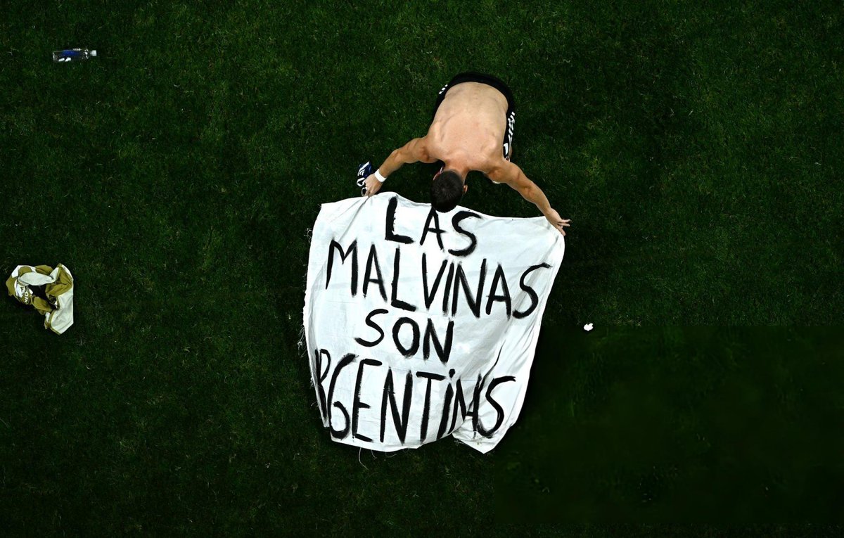 giaccliz's tweet photo. esta foto de lo celso extendiendo la bandera de Malvinas en la cancha 🙏🏻🙏🏻🙏🏻 https://t.co/vlMm6oEpFt