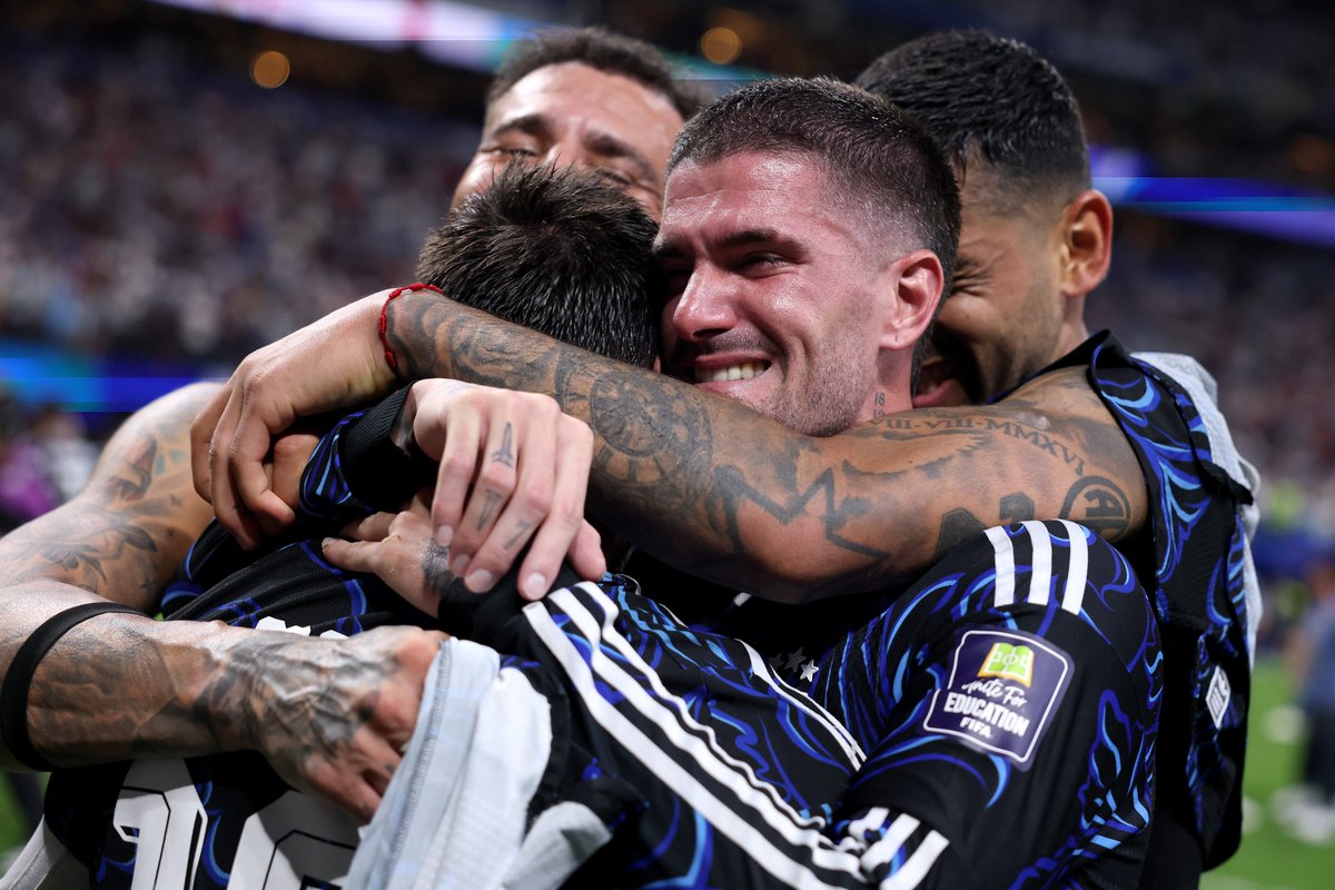Argentina's tweet photo. 🏆 #FIFAWorldCup 

No hay palabras, solo lágrimas, abrazos y un país entero de fiesta 🥳🇦🇷 https://t.co/l7twCRirLN