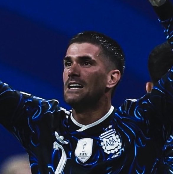 ChinoUTD's tweet photo. 🚨 Rodrigo De Paul on Argentina’s mentality ahead of facing England:

🗣️ Reporter:
“How is this Argentina team so strong mentally?”

🗣️ De Paul:

“Before the game, we were discussing England’s comeback against Norway. We thought it was impressive. They looked strong defensively, dangerous going forward… a very complete team.

Then Scaloni walked in, listened for a moment and said, ‘Yes, very impressive. But remember, we’re the defending champions. We’ve come back from worse situations than that. And most importantly, they don’t have Messi.’

That ended the tactical discussion. Everyone started clapping, someone shouted ‘Messi,’ and within seconds the dressing room had turned “Messi” into a song.

People ask where our confidence comes from. Sometimes it’s difficult to be afraid when your manager finishes the team talk by reminding you that Lionel Messi plays for your side.”
