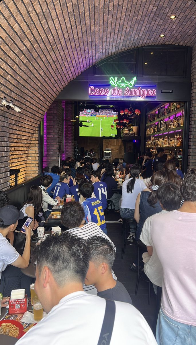 e_hub_kyoto's tweet photo. 毎回大盛り上がり、見知らぬ人とも気持ちを一つに出来るパブリックビューイングならではの熱い応援🔥 https://t.co/QySmh0nwA8