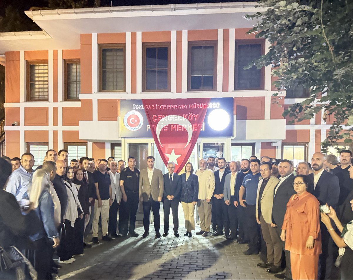 mhpuskudar34's tweet photo. Milliyetçi Hareket Partisi Üsküdar İlçe Başkanımız Sayın Mustafa Gider ve İlçe Yöneticilerimizle birlikte, 15 Temmuz hain darbe girişiminin 10. yıl dönümü münasebetiyle Çengelköy Polis Merkezi Amirliği’ni ziyaret ederek düzenlenen anma programına katıldık.

15 Temmuz gecesi vatanı, bayrağı ve demokrasiyi canları pahasına savunan aziz şehitlerimizi rahmetle, kahraman gazilerimizi minnetle anıyoruz.

@_MHPistanbul_ 
@BBvolkanyilmaz 
@MustafaaGider