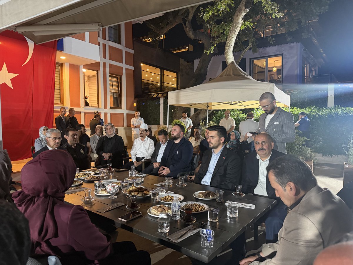 mhpuskudar34's tweet photo. Milliyetçi Hareket Partisi Üsküdar İlçe Başkanımız Sayın Mustafa Gider ve İlçe Yöneticilerimizle birlikte, 15 Temmuz hain darbe girişiminin 10. yıl dönümü münasebetiyle Çengelköy Polis Merkezi Amirliği’ni ziyaret ederek düzenlenen anma programına katıldık.

15 Temmuz gecesi vatanı, bayrağı ve demokrasiyi canları pahasına savunan aziz şehitlerimizi rahmetle, kahraman gazilerimizi minnetle anıyoruz.

@_MHPistanbul_ 
@BBvolkanyilmaz 
@MustafaaGider