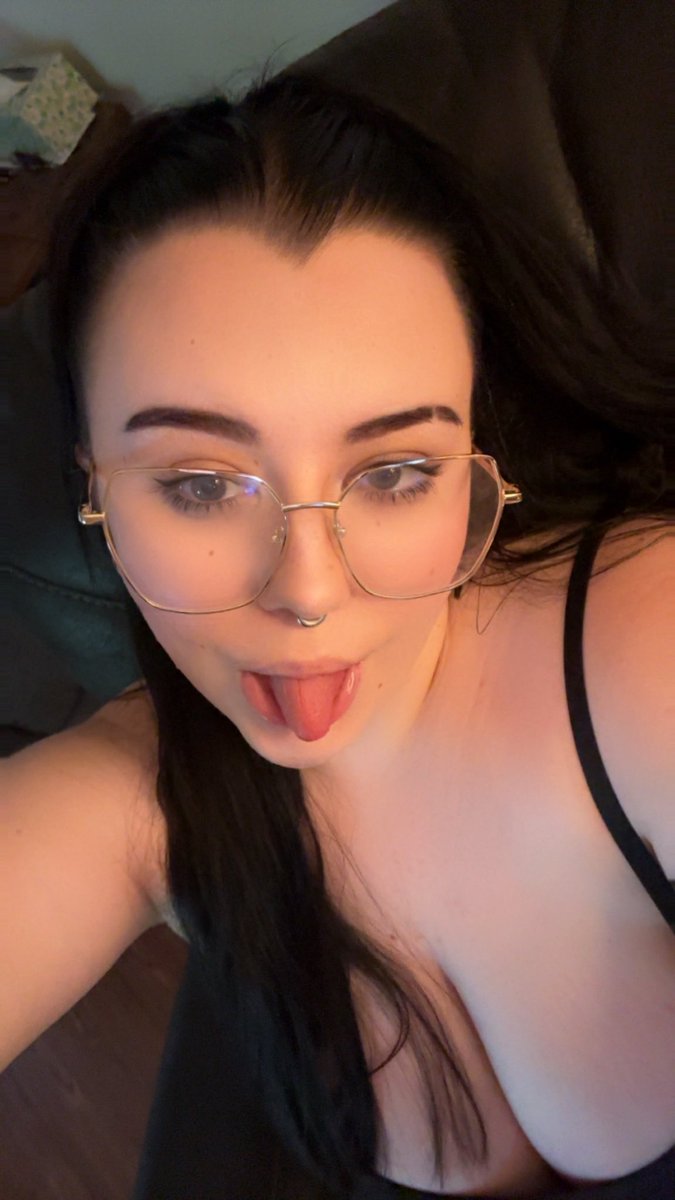 satanictitz's tweet photo. Big forehead but im still cute 🥰 https://t.co/G3RYDoAl74