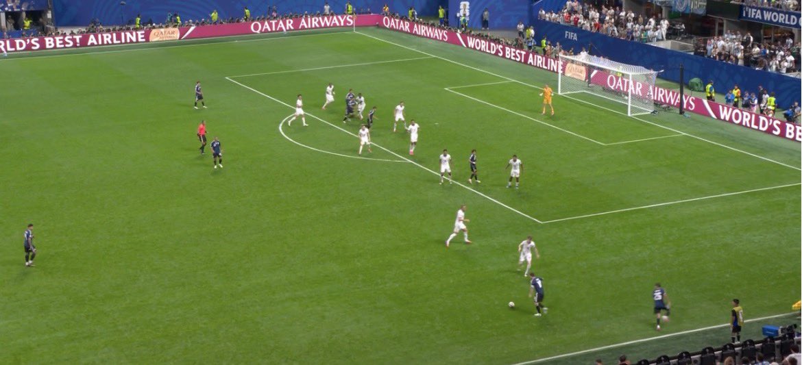 JohyanCruyff's tweet photo. @PremLeaguePanel On the first point, across the 70 mins no, but check what started happening between min 60-70 when Messi started to drift wider, time &amp; time again there were 3v2’s &amp; 2v1’s down the right 

Difference in gaps between 1st (back 5) &amp; 2nd screenshot (back 4, Pickford save) https://t.co/nLKHjCDLuF
