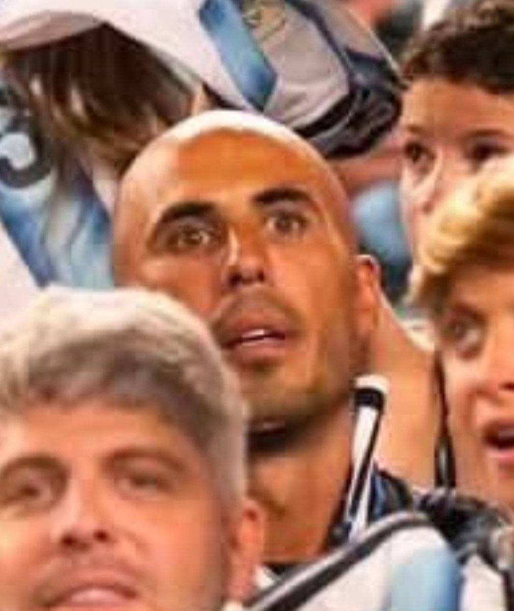 Calcetolvl's tweet photo. Pizarro viendo a tuchel hacer la misma mierda que el ha hecho en 2 finales SEGUIDAS https://t.co/jgnKpOoCPG