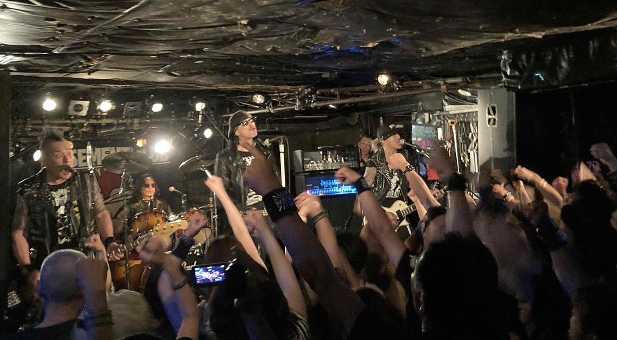 THE_RYDERS_info's tweet photo. 3月から始まったBIG WORKIN' NOISEツアー、
全国12ヵ所！そして下北沢シェルターで無事ファイナル！
今のご時世ライブやれるだけでもありがたい事だが、
歴代ライダーズが精魂こめて蒔いてくれたPUNKの種子、
時を超えて各地で根強く、
まさに雑草の如く激しい華を咲かせてた事に感激したぜ！
熱くファイナルに花を添えてくれたFUNGUS、DJチャーマー、
そしてこのツアーの共犯者THE DISASTER POINTSに感謝！
まだまだ今を突き進もーぜ！
THE RYDERS次は8/22PUNK LIVES!
by MOH

>>>>>>>>>>>>>>>>>>>>>>>>>>>>>>>>>>>>>>>>>>>>

先週末のSHELTER、
６月末までの遠征、各所みんなありがとう！
元気に会えることが貴重なんだよな。

体調壊して会えない人も、
再会出来る事を願うよ！
メンタルしっかり、タフにいこうぜ。
酷暑に突入だ！
OHNO