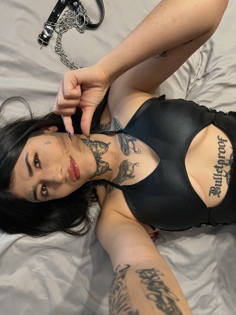 Sashgonn's tweet photo. it is so small that you see 3 balls
#sph #cuckoldin #slave #findomsph https://t.co/AqMkEehJKO