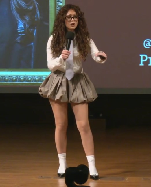 HardscopeClips's tweet photo. Fans noticed Yonna chose a regular Teacher outfit when Cinna (30) &amp; Valkyrae (35) embraced weirdos fantasies for more fame... 🤢👀 https://t.co/VXu986rUXX