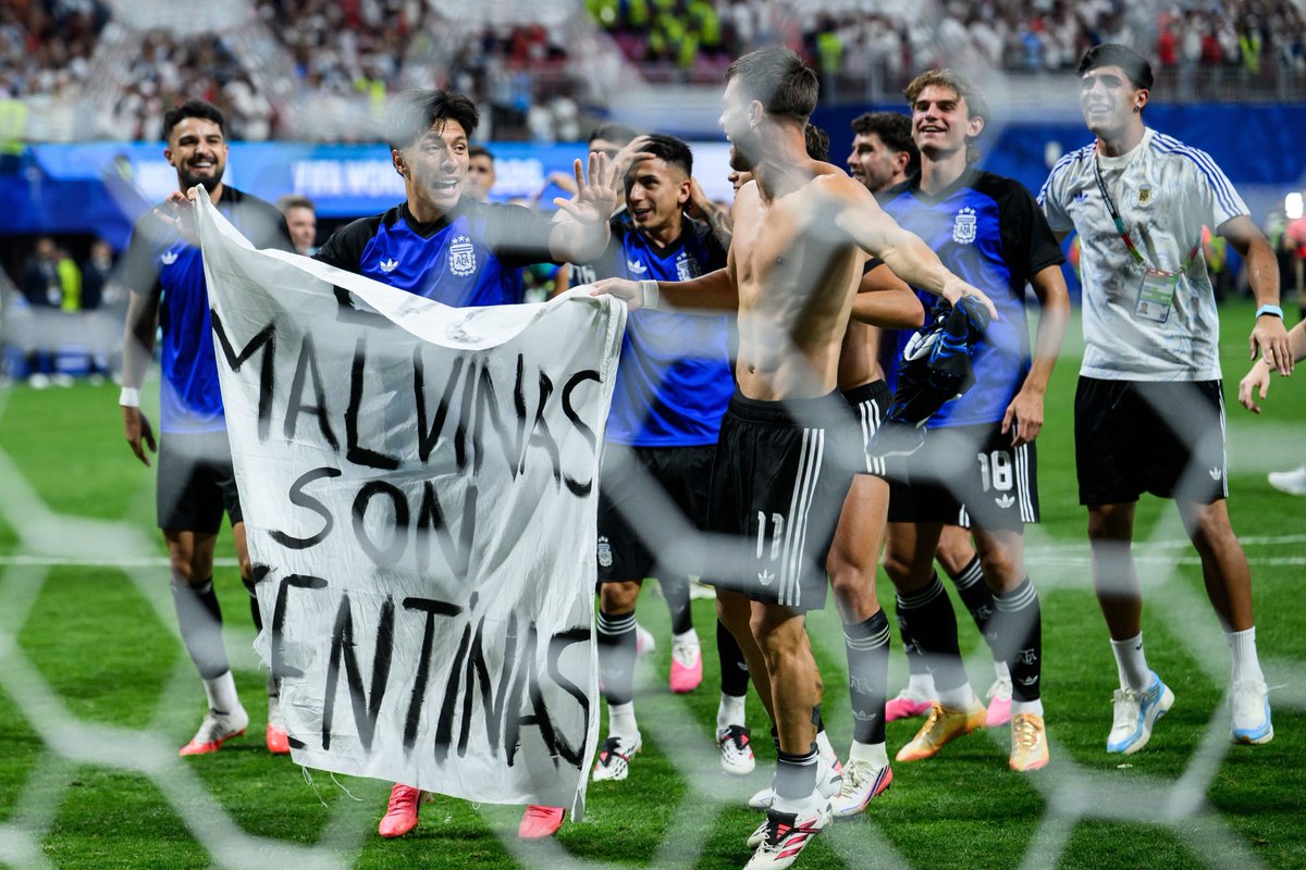 sk200216's tweet photo. アルゼンチンの選手たちが「 Las Malvinas son Argentinas 」（「マルビナス諸島はアルゼンチンのものだ」）と書かれた横断幕を掲げた - The Guardian https://t.co/AVXWSmzoeP