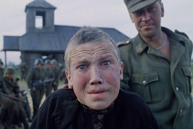 dimCOC19's tweet photo. La scène autour de l'église est une horreur sans nom. "L'enfance" est au centre de l'histoire via cet enfant qui perd son innocence et tout ce qui entoure les problématiques pour les Allemands. Le montage final face au tableau en montre toute son importance. Wow. https://t.co/RZXVsICqOn