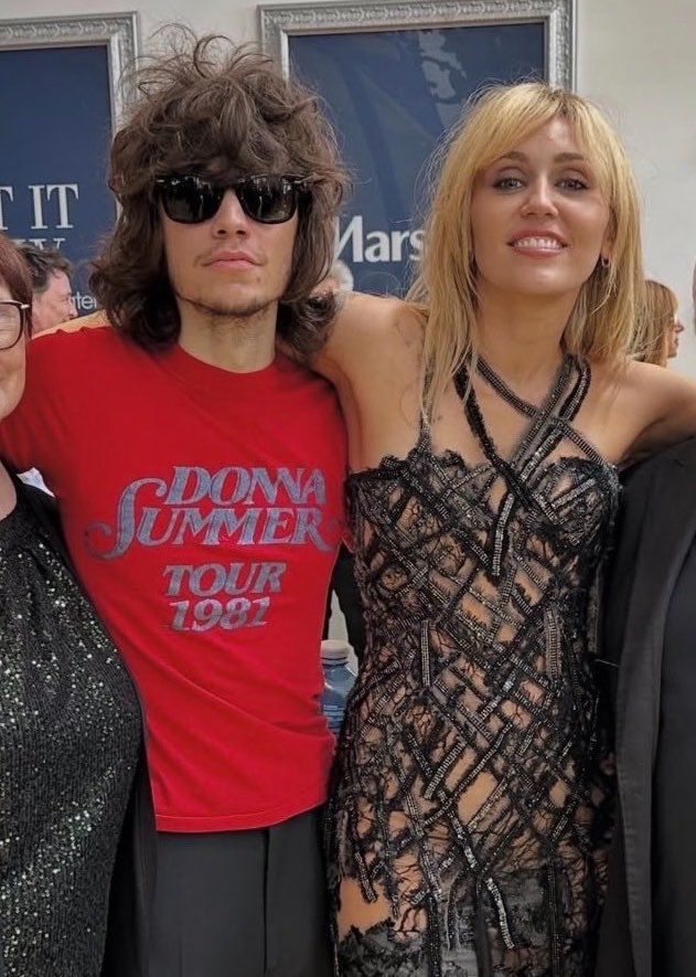 MileyCyrusBR's tweet photo. No vídeo é possível ouvir I Feel Love da Donna Summer. A curiosidade é que, na cerimônia da calçada da fama, Maxx Morando estava usando uma camiseta com o nome da cantora! 👀

Vem sample por aí? Quando a Miley resolveu usar sample em lead pela última vez tivemos Midnight Sky! https://t.co/ipzfXtsY17