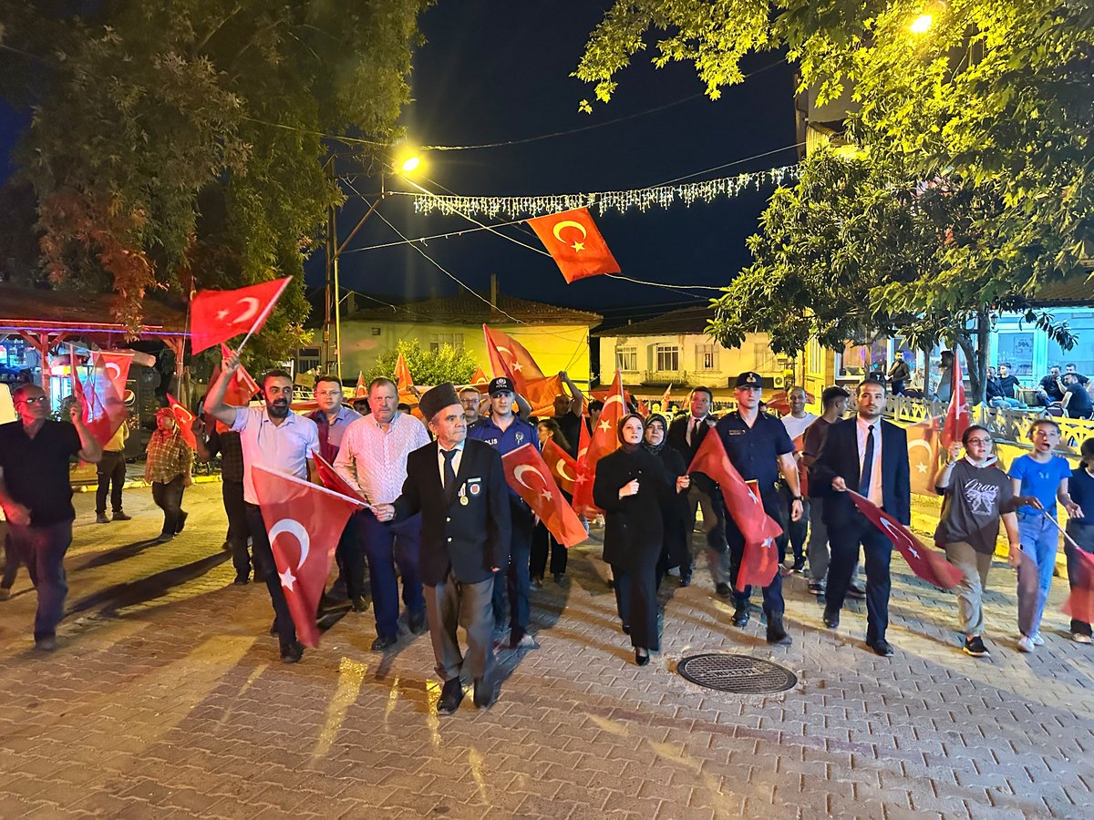 InhisarKaymakam's tweet photo. 15 Temmuz Demokrasi ve Millî Birlik Günü kapsamında Demokrasi ve Milli Birlik Yürüyüşü düzenlendi. Hükümet Konağı önünden başlayıp Cumhuriyet Meydanında sona eren yürüyüşün ardından Anma Programı gerçekleştirildi. Saygı duruşu ve İstiklal Marşı'nın okunmasıyla başlayan program; Kur'an-ı Kerim tilaveti, protokol konuşmaları ve dualarla devam etti.

Kaymakamımız Sn. Esra POLAT, Belediye Başkanımız Sn. Nihal ARSLAN, gazilerimiz, kurum amirlerimiz, muhtarlarımız ve vatandaşlarımızın katılımıyla gerçekleştirilen programda, 15 Temmuz şehitlerimiz rahmet ve minnetle anılırken, kahraman gazilerimize şükran duyguları ifade edildi.
Milletimizin demokrasiye, bağımsızlığına ve millî iradesine sahip çıkma kararlılığını simgeleyen bu anlamlı günde, birlik ve beraberlik ruhu bir kez daha güçlü şekilde yaşatıldı.