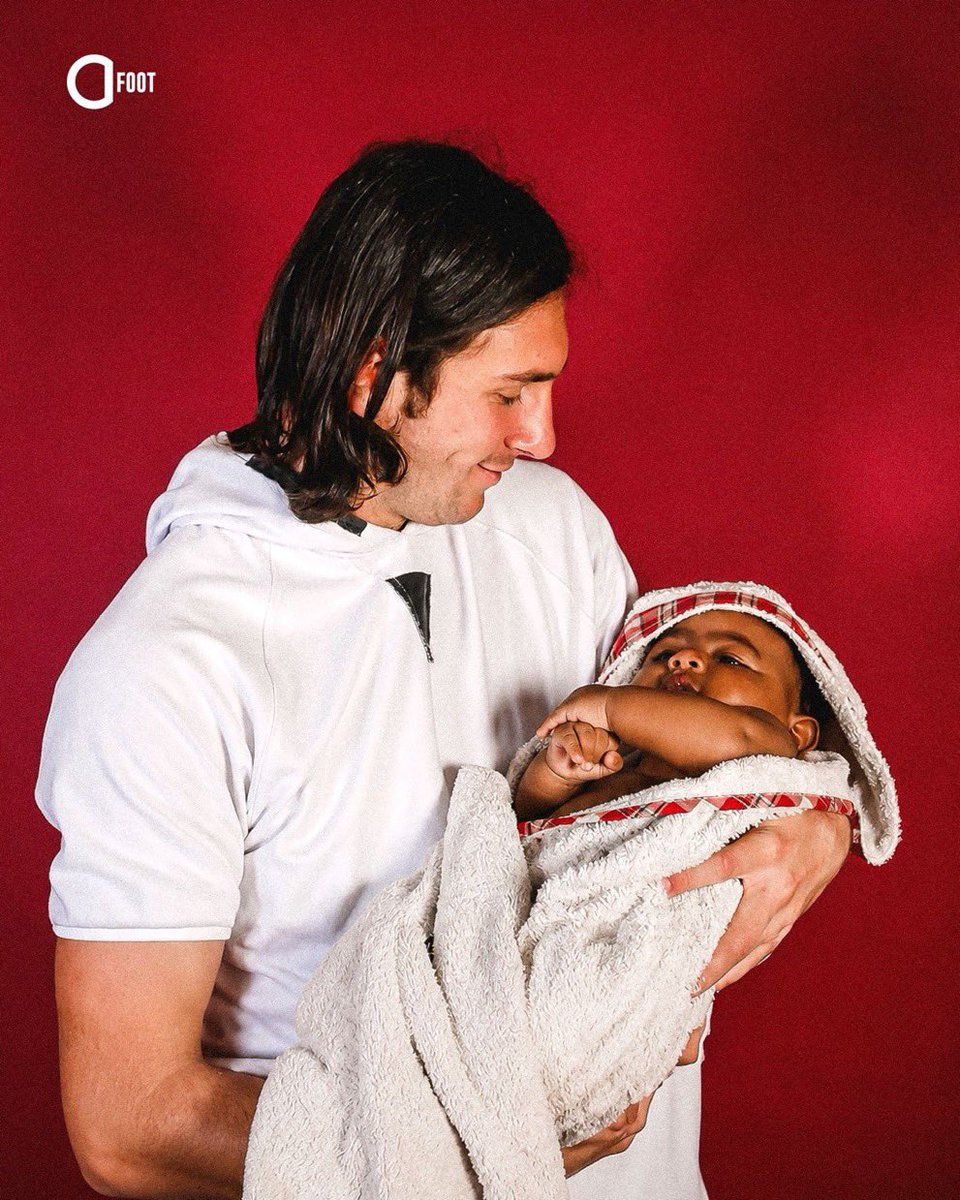 ayshardzn's tweet photo. My favourite story of this World Cup - in 2007, there was a photoshoot done for a charity calendar by a Catalan newspaper and UNICEF. This baby’s family entered a raffle to win a photoshoot with a Barcelona player at Camp Nou and they won it. 

The baby was Lamine Yamal at 5 months old and the Barcelona player was 20-year-old Lionel Messi. 

This weekend, they’ll face each other in the World Cup final.