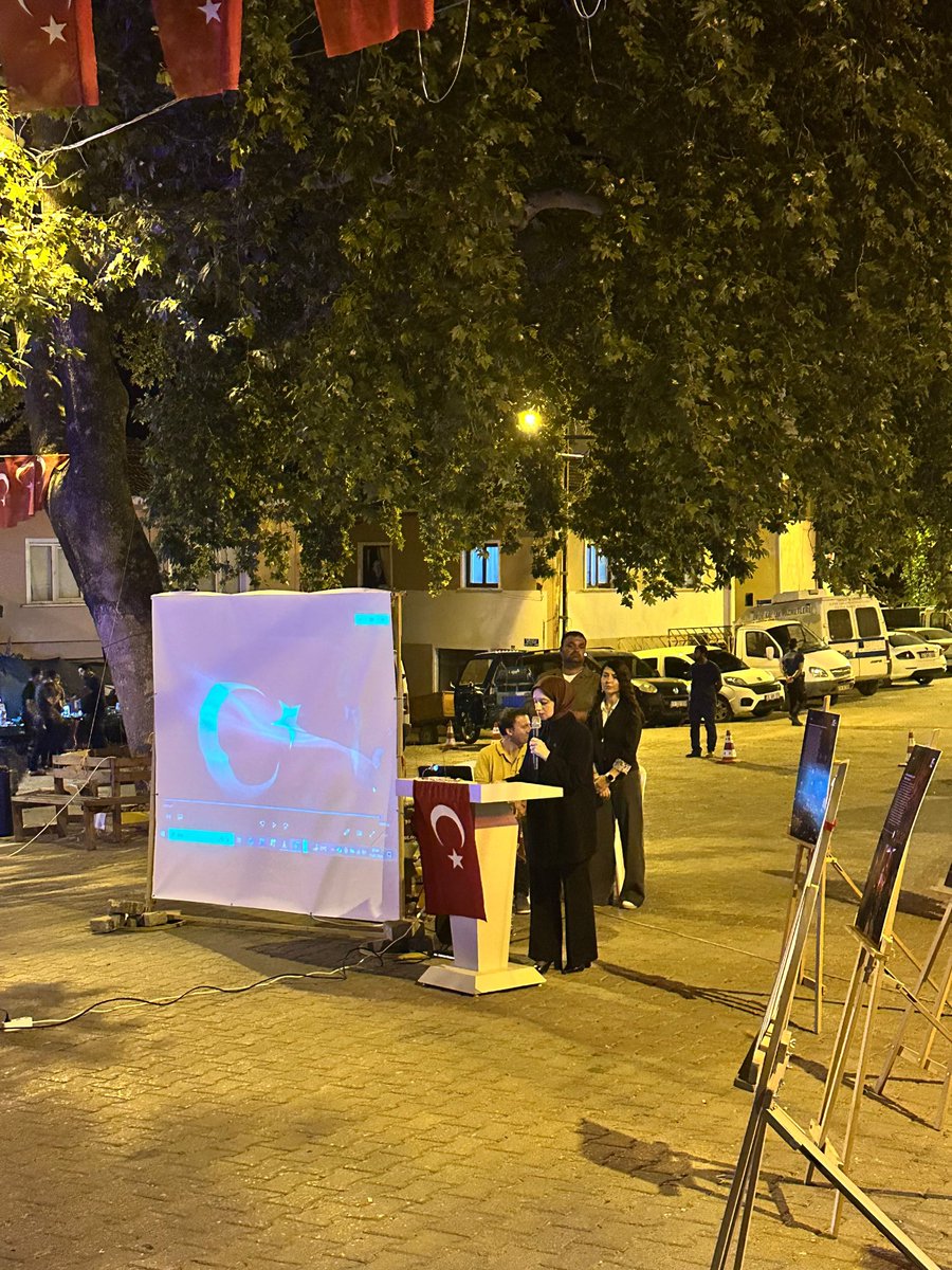 InhisarKaymakam's tweet photo. 15 Temmuz Demokrasi ve Millî Birlik Günü kapsamında Demokrasi ve Milli Birlik Yürüyüşü düzenlendi. Hükümet Konağı önünden başlayıp Cumhuriyet Meydanında sona eren yürüyüşün ardından Anma Programı gerçekleştirildi. Saygı duruşu ve İstiklal Marşı'nın okunmasıyla başlayan program; Kur'an-ı Kerim tilaveti, protokol konuşmaları ve dualarla devam etti.

Kaymakamımız Sn. Esra POLAT, Belediye Başkanımız Sn. Nihal ARSLAN, gazilerimiz, kurum amirlerimiz, muhtarlarımız ve vatandaşlarımızın katılımıyla gerçekleştirilen programda, 15 Temmuz şehitlerimiz rahmet ve minnetle anılırken, kahraman gazilerimize şükran duyguları ifade edildi.
Milletimizin demokrasiye, bağımsızlığına ve millî iradesine sahip çıkma kararlılığını simgeleyen bu anlamlı günde, birlik ve beraberlik ruhu bir kez daha güçlü şekilde yaşatıldı.