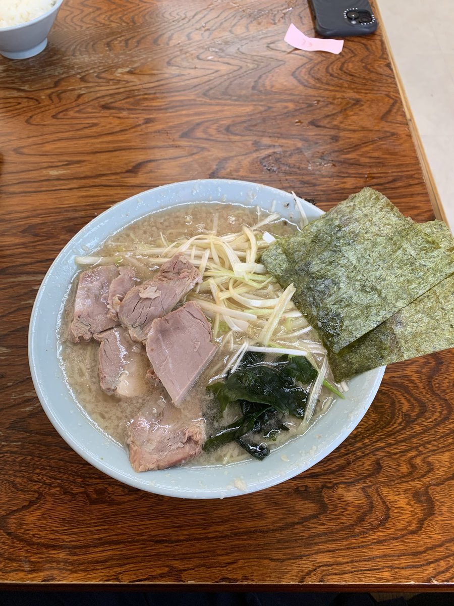mm228425's tweet photo. #牛久
 #ラーメンショップ
 #ネギチャーシューメン
33杯目/2026年
「日本一のラーメンショップ」と言われるラーメンをいただきました🍜
駐車場は他県ナンバー多数で30分待ち、ラーメンは背脂たっぷりなのにさっぱりしててチャーシューも抜群に美味しかった！ https://t.co/YW5NdpUTcj
