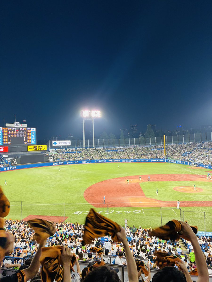 Rubeus21's tweet photo. お誘いいただき
Yakult対Giants戦を観戦⚾️

ドームだとばかり思っていたら神宮球場😅

だからいろんな意味でアツい試合だった😡　

内野三塁側の席
各チームファンが混在してたがＧファン多めかな

ジャンキーな物🍟🍗🥤食べてリアルで観戦するのもいい👌 https://t.co/e7mnWilLM9