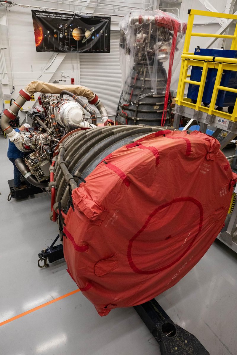 PallottaPedro's tweet photo. TERCEIRO RS-25 PARA A ARTEMIS III CHEGA A FLÓRIDA!
O terceiro dos quatro motores RS-25 que vão impulsionar o SLS da Artemis III chegou ao Kennedy Space Center e em breve será integrado ao Core Stage do SLS.
Já no VAB, a NASA deu início à montagem do foguete este mês, começando pelos primeiros segmentos dos boosters sólidos.