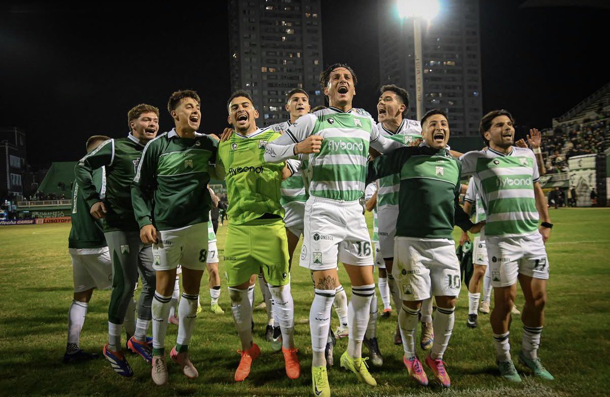 FerroOficial's tweet photo. El que no salta es un ingles 💚 https://t.co/BF8hzf87pC