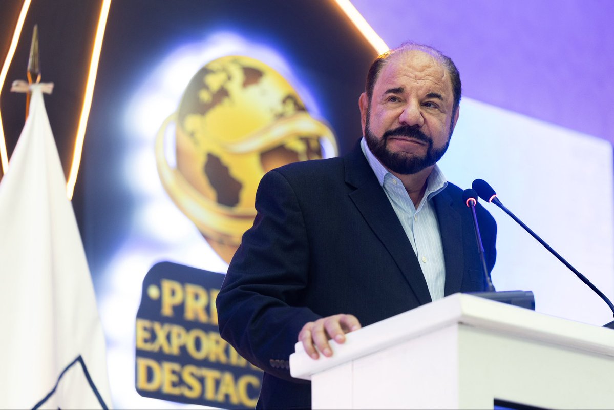 SComercioSV's tweet photo. El secretario @MiguelKattan1 entrego el premio a la empresa Robertoni “Trayectoria exportadora”.
“lograr que El Salvador en el primer trimestre de este año ha tenido un crecimiento del  4.8%  y solo en el área de construcción 13.45% lo que demuestra es que en El Salvador necesitaba para desarrollarse era un buen clima de seguridad y política para poder tener un excelente clima de negocios”