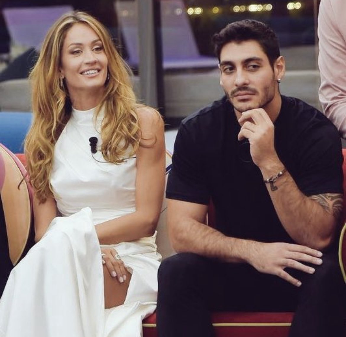 Giovann68454656's tweet photo. Auguri Donna Fantastica.
Non perdere mai questa luce
❤️
#helevier #heleners #prestinez https://t.co/qj131y2rs3