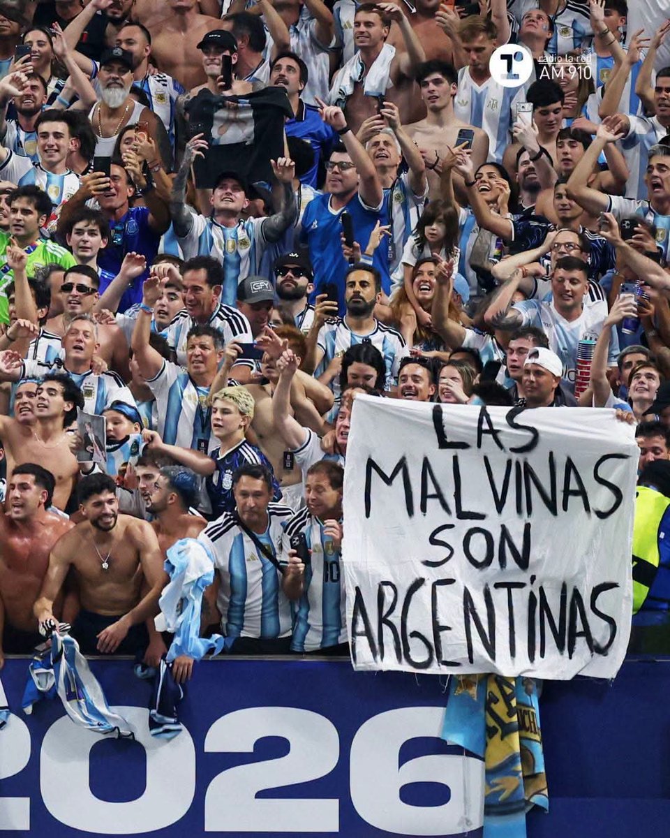 NewLabs01's tweet photo. 🇦🇷 LA BANDERA APARECIÓ EN EL MOMENTO MÁS EMOTIVO💙⚽
- En medio de los festejos por la clasificación a la final del Mundial 2026, los jugadores de la Selección argentina levantaron una bandera blanca con el mensaje: “Las Malvinas son argentinas”. https://t.co/akSgMr2IyU