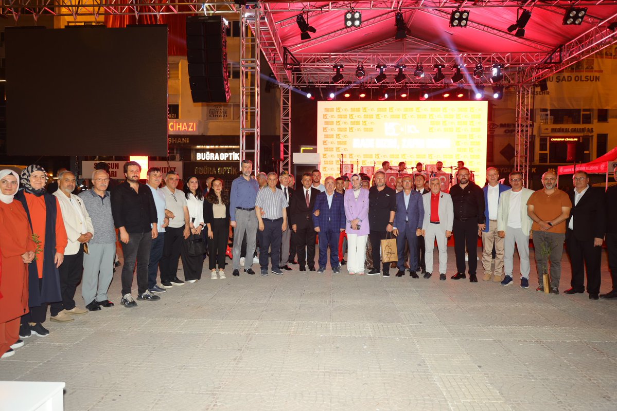 ihsankurnaz55's tweet photo. 🇹🇷 15 Temmuz Demokrasi ve Millî Birlik Günü Anma Programı kapsamında Cumhuriyet Meydanı'nda düzenlenen programa katılım sağladık.

Aziz şehitlerimizi rahmet ve minnetle, kahraman gazilerimizi ise şükranla anıyor; 15 Temmuz'da milletimizin ortaya koyduğu birlik, beraberlik ve demokrasi iradesini bir kez daha saygıyla yad ediyoruz.

#HerAnındaHepYanında #İlkadım