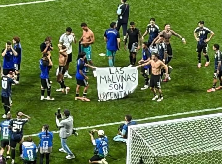 MarceloAlvarez6's tweet photo. para los traidores vende patria que nos regalan y nos venden dia a dia. Para los cipayos hijos de puta que niegan a nuestros caidos y odian a esta pais defendiendo a este gobiernos de subnormales hijos de puta. Viva argentina, las malvinas y platense carajo https://t.co/jJVZHbDpyR