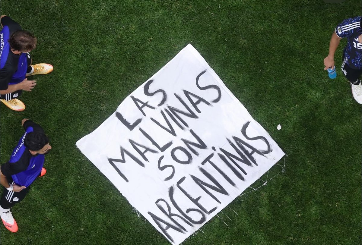 tecomisteungol_'s tweet photo. 🎶 por Malvinas por el diegoo!
GANOOOO ARGENTINA!!!!
El mejor equipo del planeta 
El equipo con más huevos 
Y para los que no confiaban y se burlaban de Argentina
QUE LA SIGAN CHUPAN**
A LA FINAL VS ESPAÑA 
NO NOS DA MIEDO NADIE 
VAMOS ARGENTINA 🇦🇷!!!
#argentinafinalista #mundial https://t.co/n6WZfZwAMa
