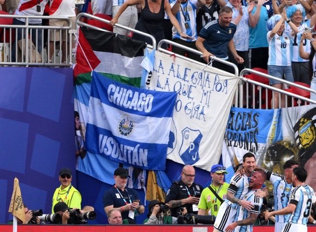 ultras_antifaa's tweet photo. Argentina fans &amp; Palestine. https://t.co/xNi1BcZuOF